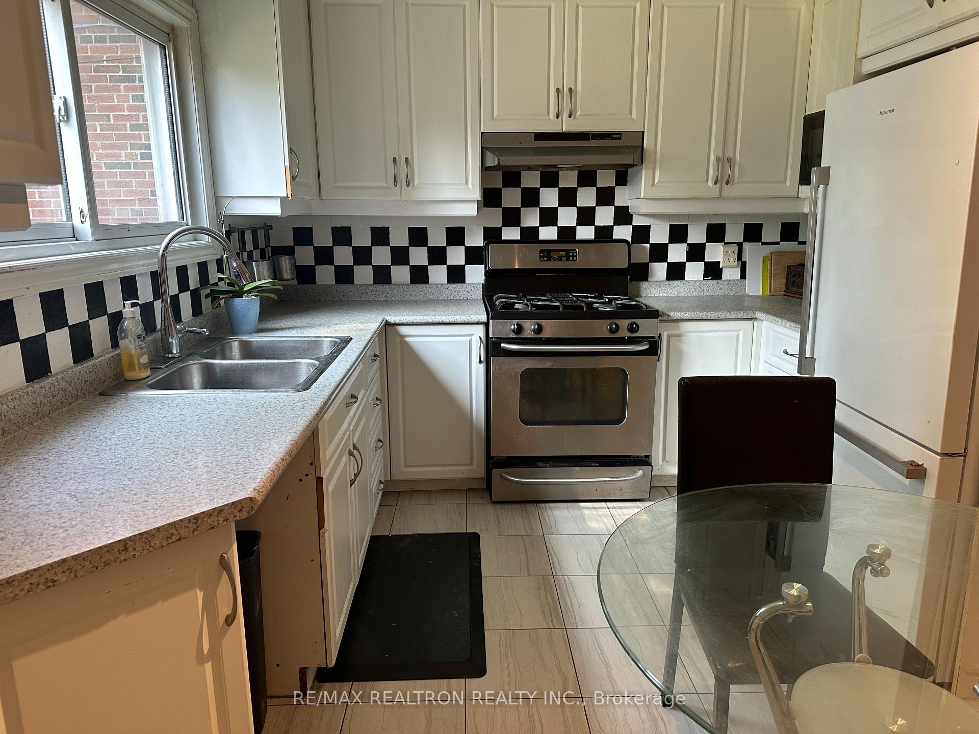 Photo 12 of 18 Phillip Avenue, Scarborough, Birchcliffe-Cliffside — HOMEH