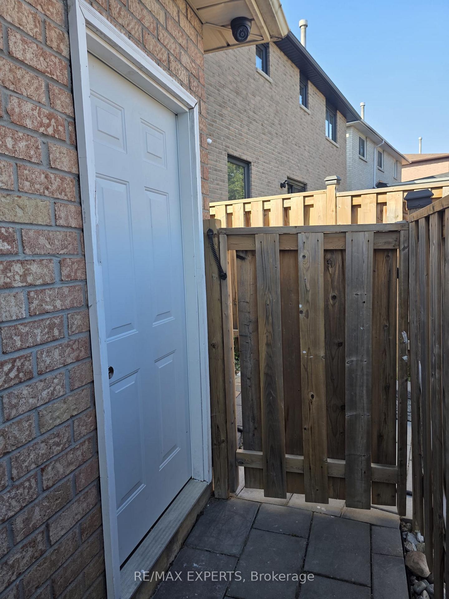 Photo 12 of Unit Bsmt, 20 Deer Valley Drive, Caledon, Bolton West — HOMEH