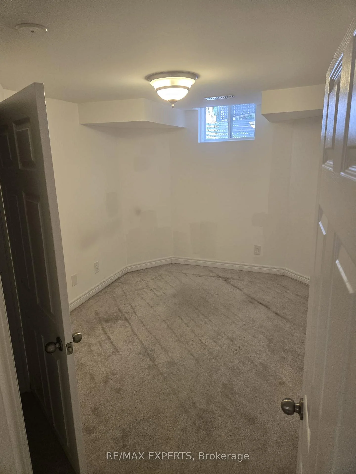 Photo 5 of Unit Bsmt, 20 Deer Valley Drive, Caledon, Bolton West — HOMEH