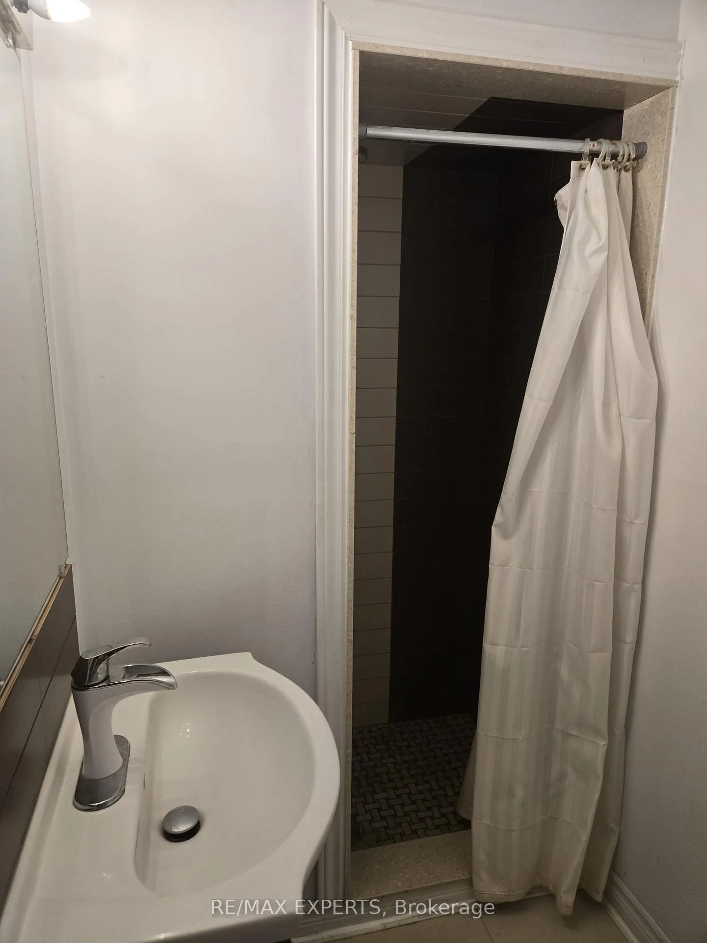 Photo 8 of Unit Bsmt, 20 Deer Valley Drive, Caledon, Bolton West — HOMEH