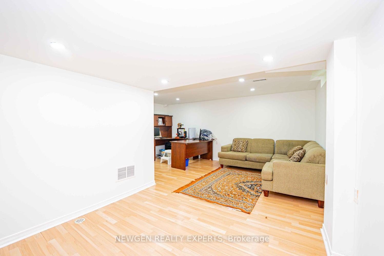 Photo 32 of 6039 Coxswain Crescent, Mississauga, East Credit — HOMEH