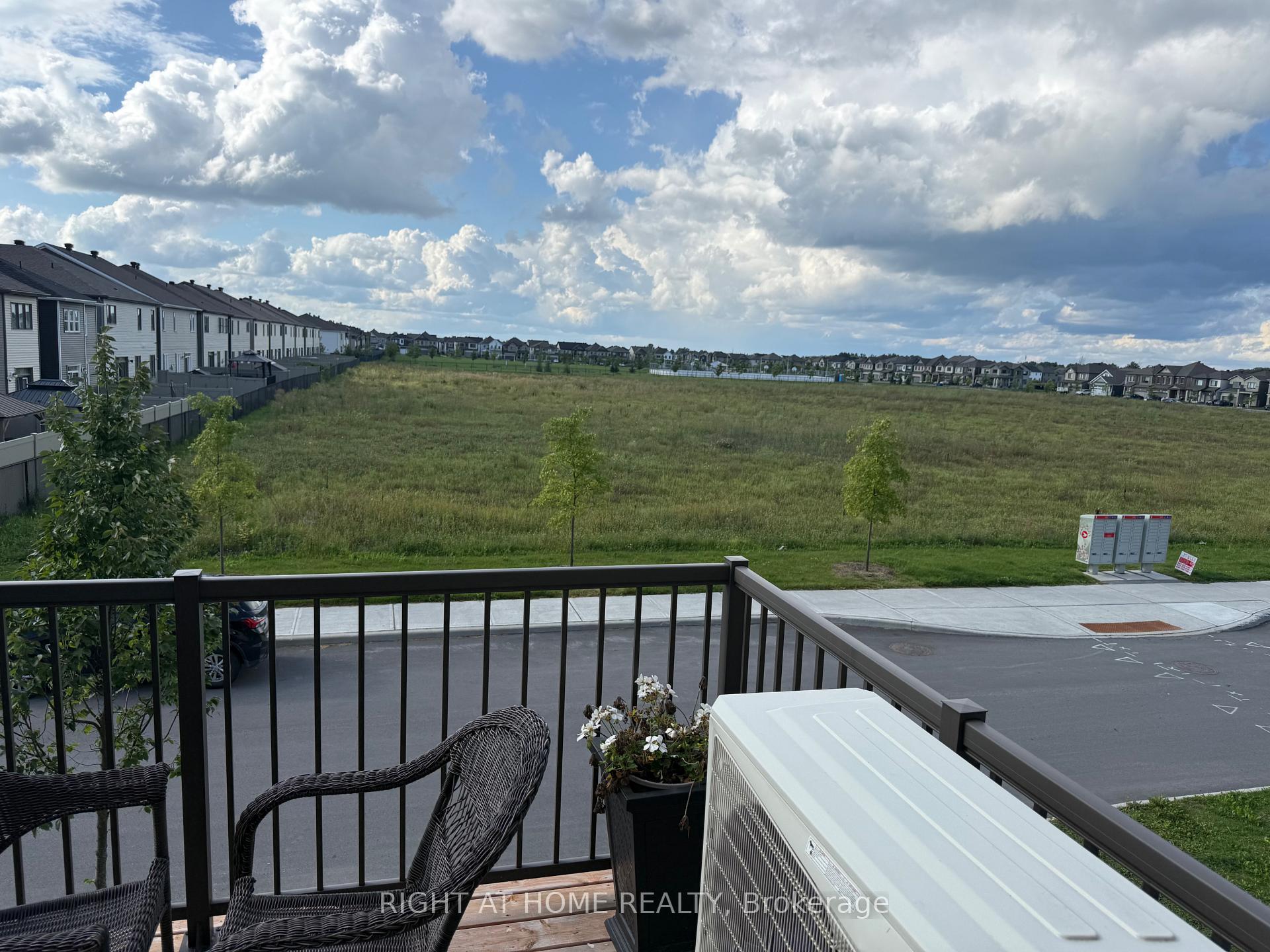 Photo 8 of 625 Quilter Row, Ottawa, Goulbourn Twp From Franktown Rd/South To Rideau — HOMEH