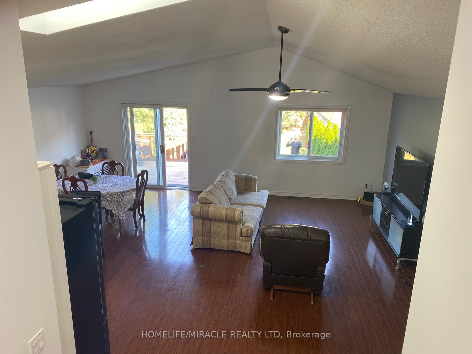 Photo 3 of 806 Fairway Crescent, Kitchener, Idlewood — HOMEH