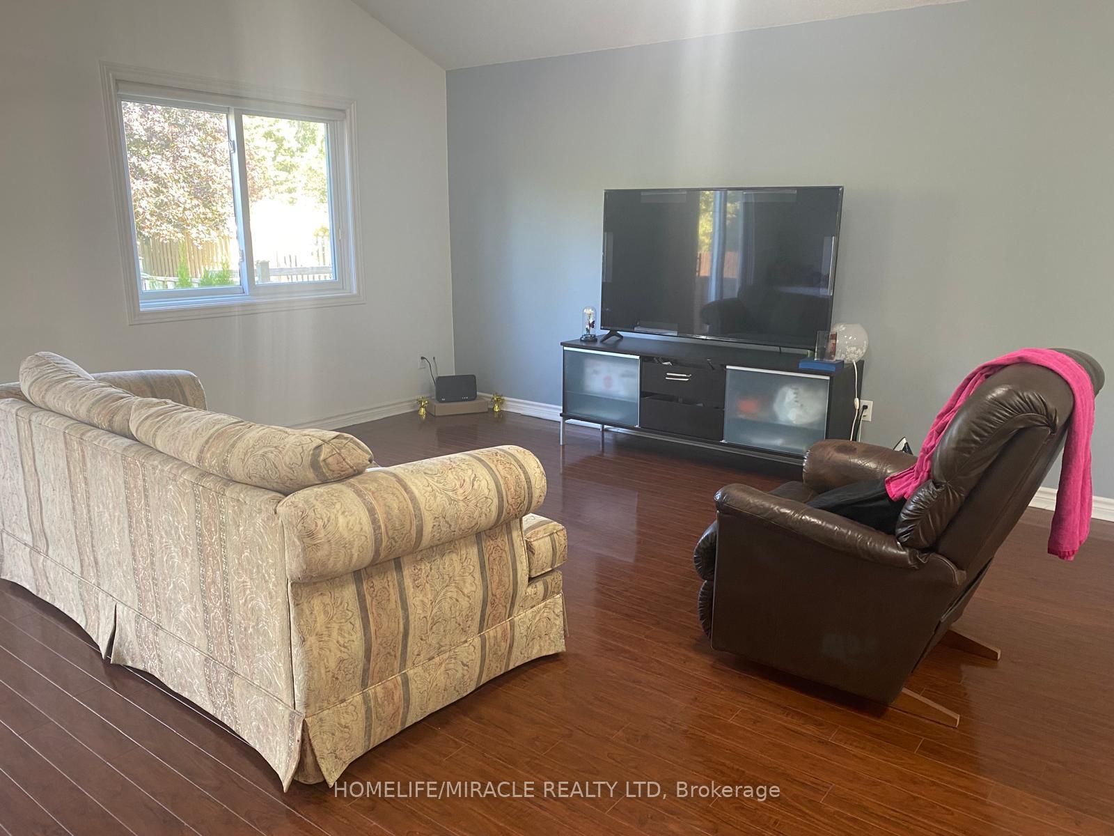 Photo 4 of 806 Fairway Crescent, Kitchener, Idlewood — HOMEH