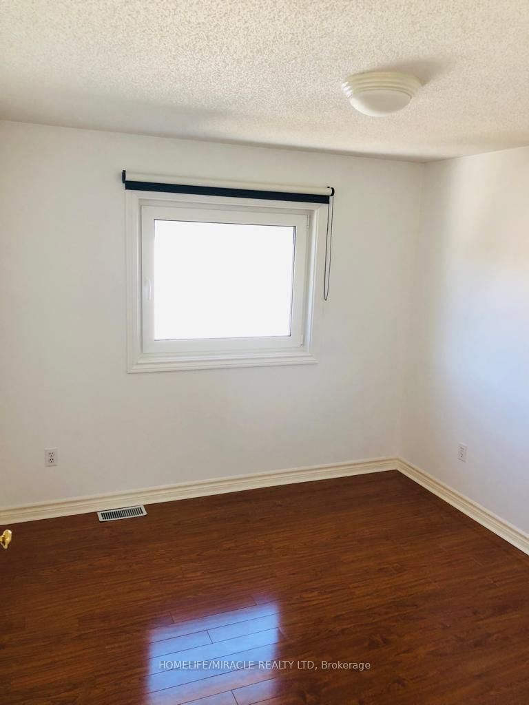 Photo 8 of 806 Fairway Crescent, Kitchener, Idlewood — HOMEH