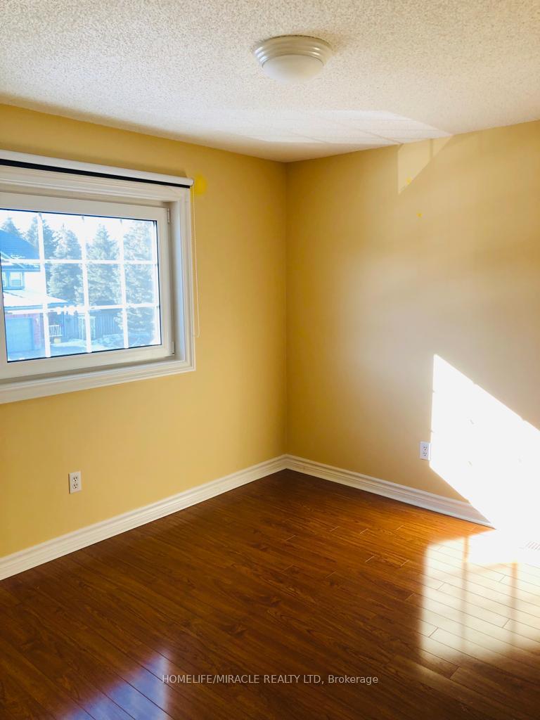 Photo 9 of 806 Fairway Crescent, Kitchener, Idlewood — HOMEH