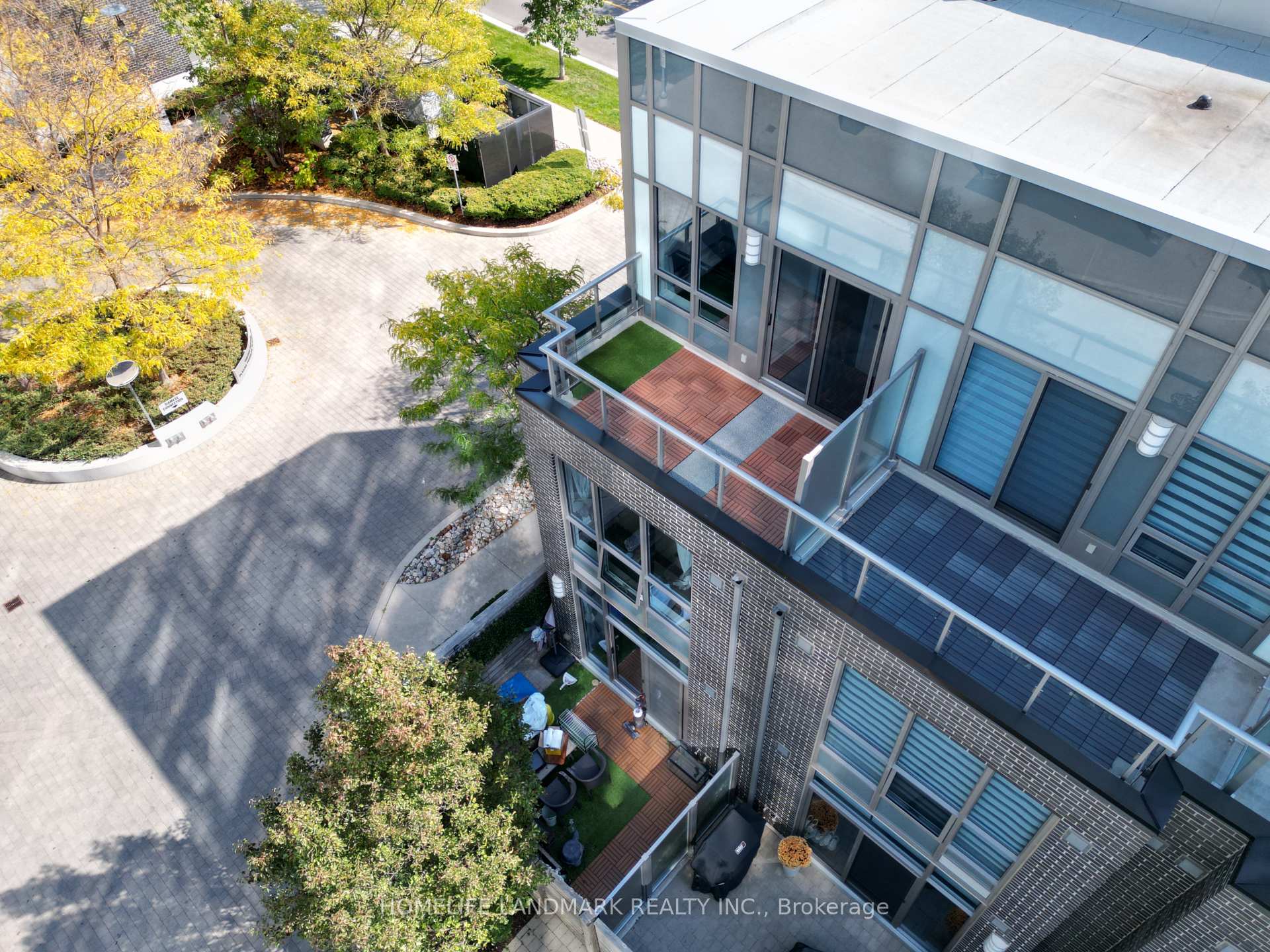 Photo 4 of Unit TH12, 18 Graydon Hall Drive, North York, Parkwoods-Donalda — HOMEH