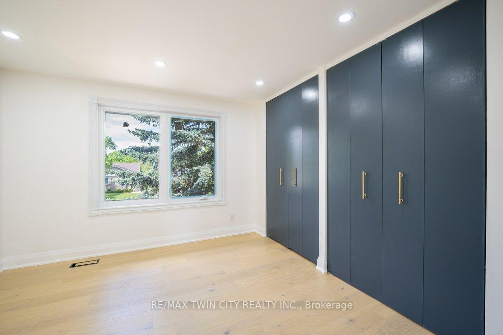 Photo 16 of 21 Halliwell Drive, Kitchener, Heritage Park - Kitchener — HOMEH