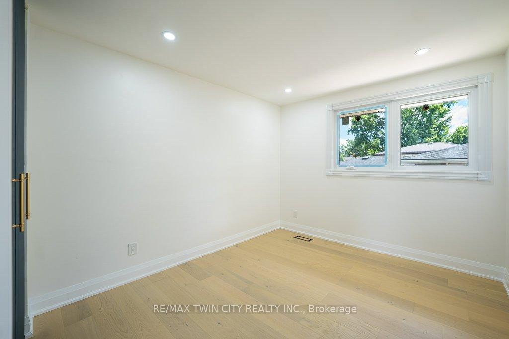 Photo 19 of 21 Halliwell Drive, Kitchener, Heritage Park - Kitchener — HOMEH