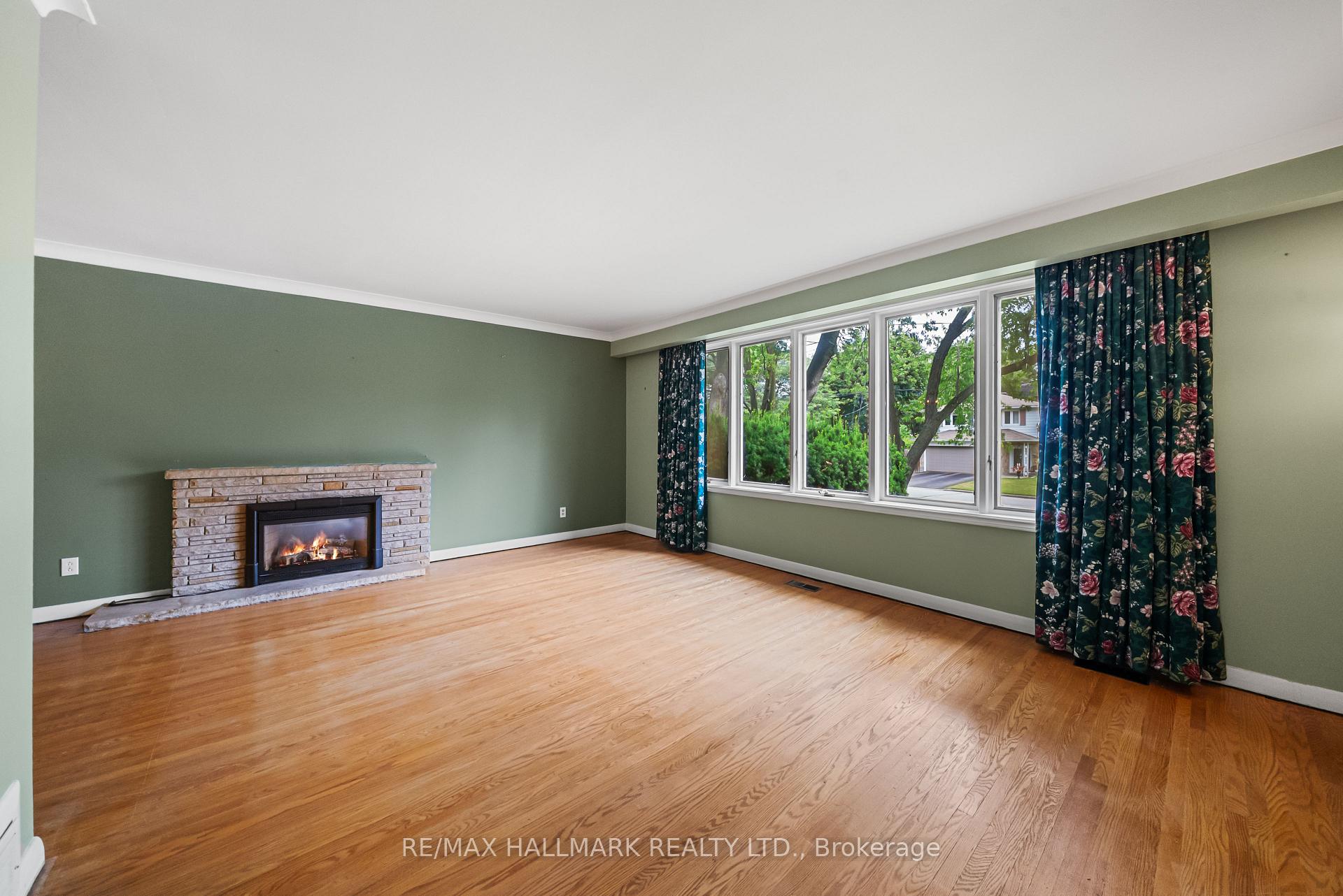 Photo 5 of 17 Greenyards Drive, North York, Newtonbrook East — HOMEH