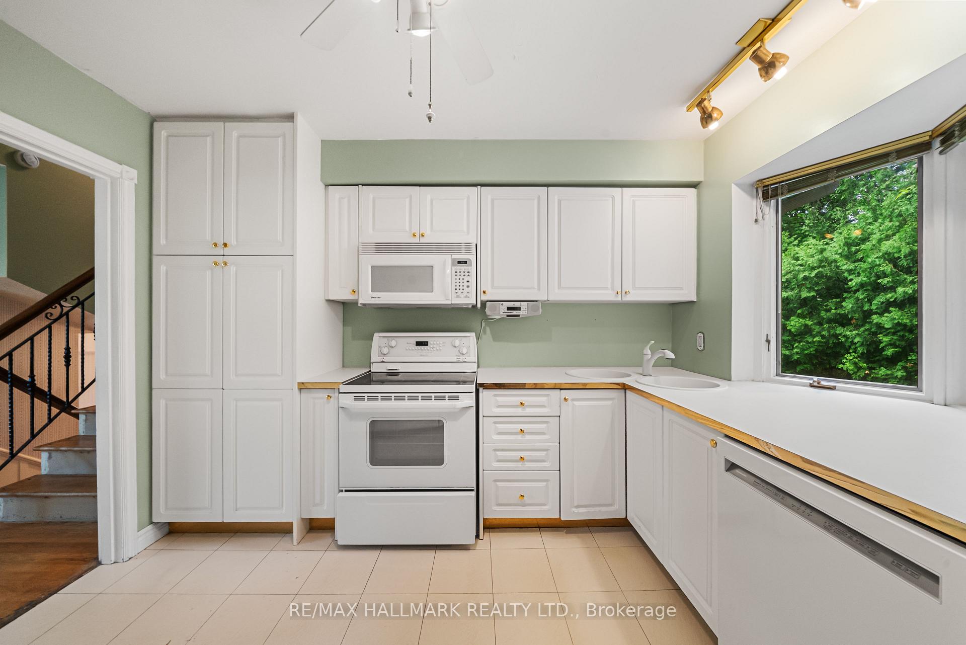 Photo 12 of 17 Greenyards Drive, North York, Newtonbrook East — HOMEH