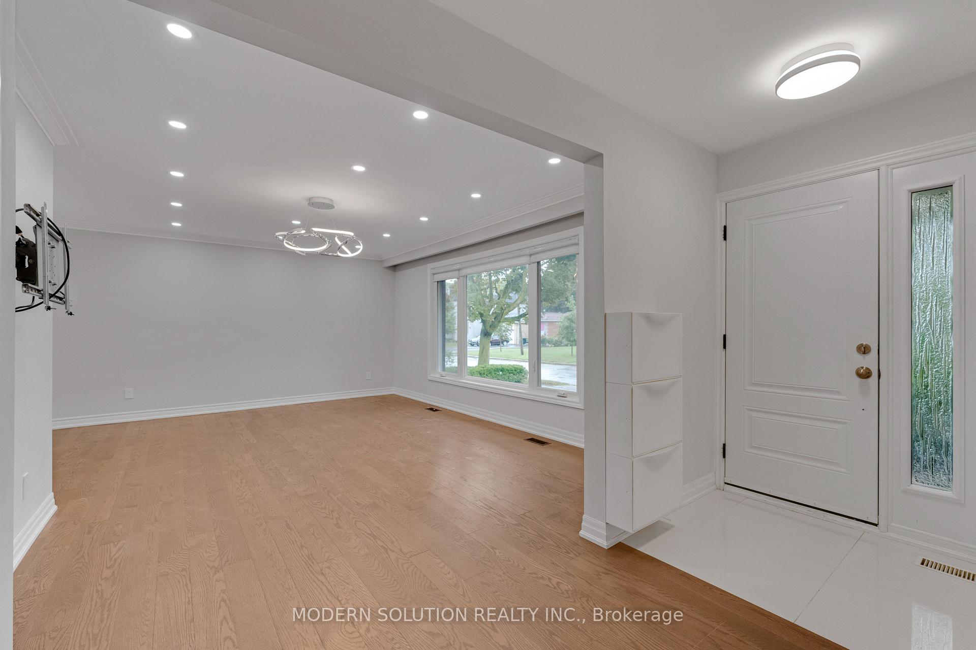 Photo 4 of 2 Caswell Drive, North York, Newtonbrook East — HOMEH