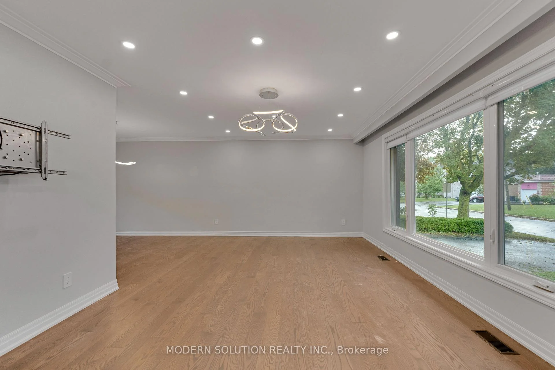 Photo 9 of 2 Caswell Drive, North York, Newtonbrook East — HOMEH
