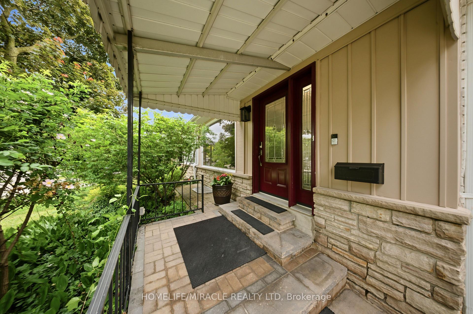 Photo 2 of 1612 Wavell Crescent, Mississauga, Applewood — HOMEH