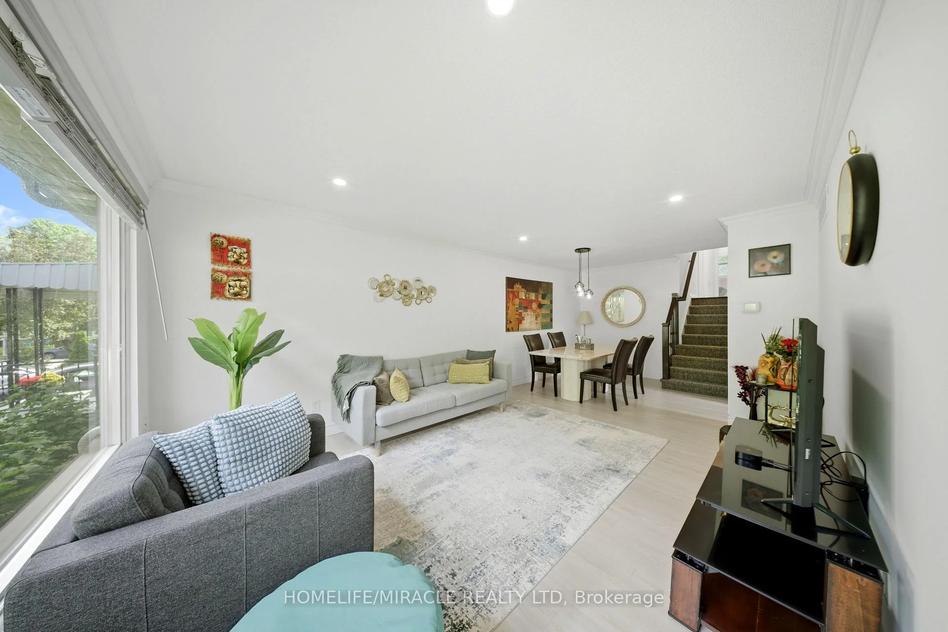Photo 5 of 1612 Wavell Crescent, Mississauga, Applewood — HOMEH