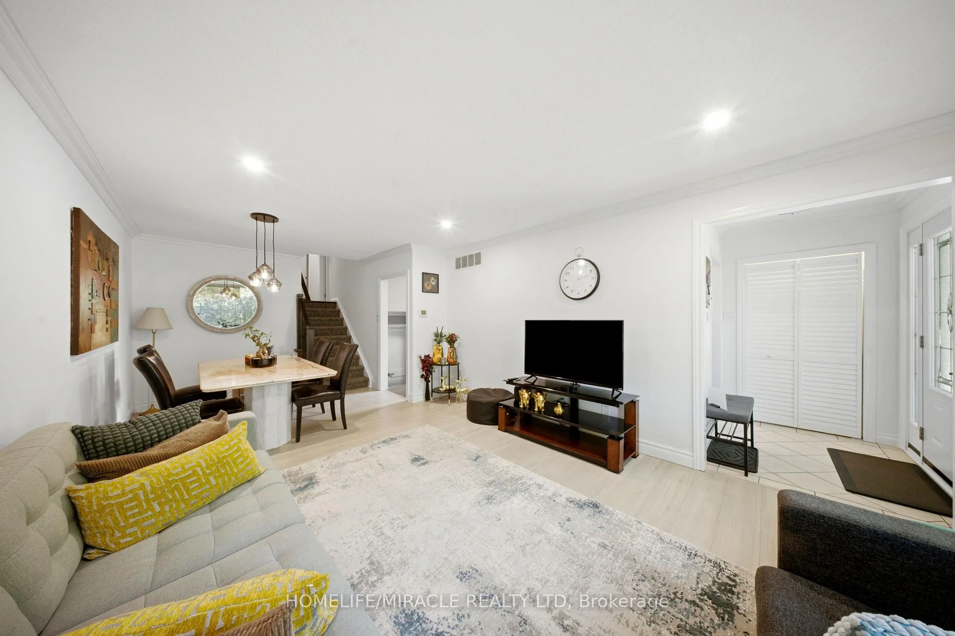 Photo 8 of 1612 Wavell Crescent, Mississauga, Applewood — HOMEH