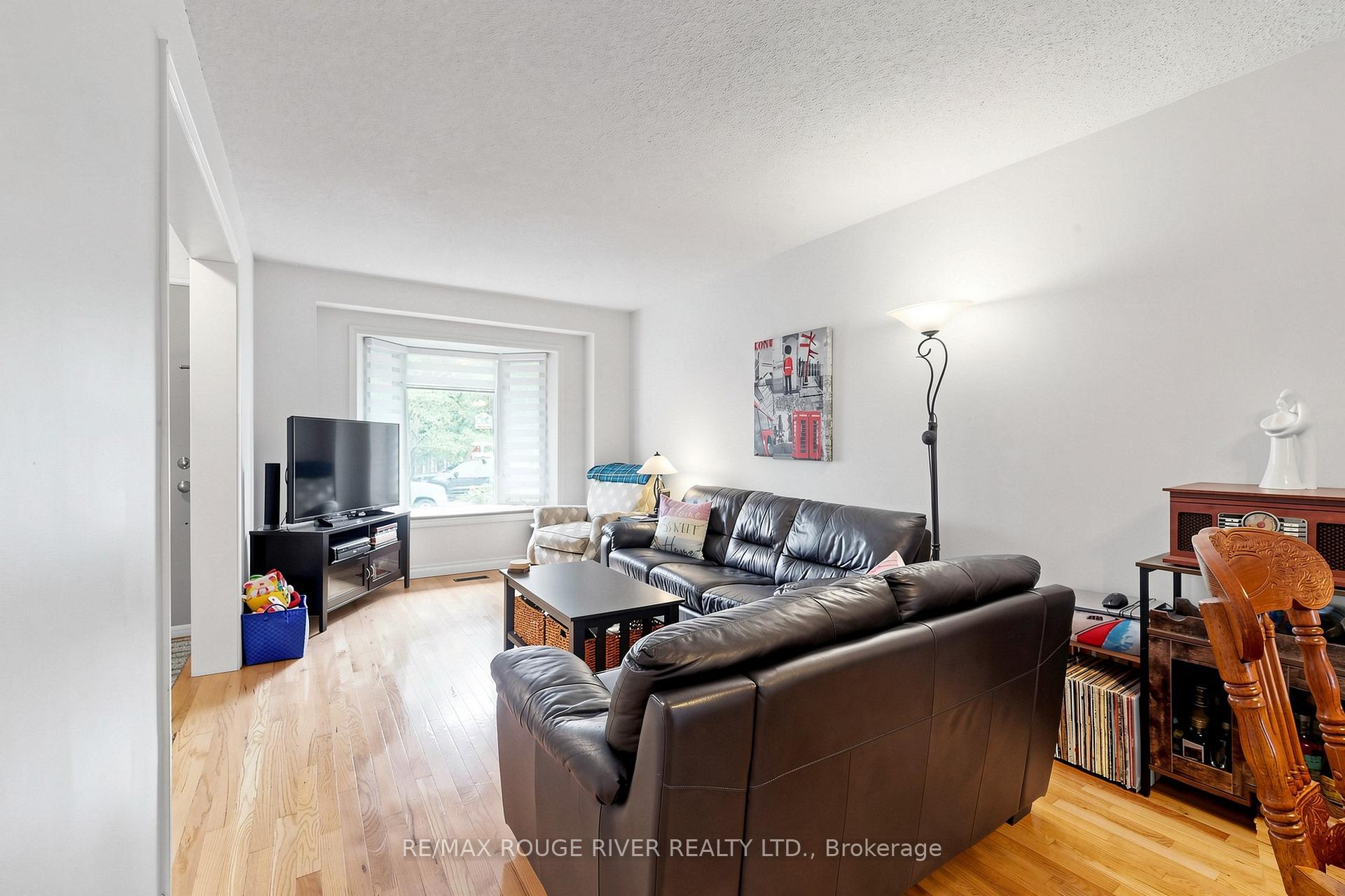 Photo 5 of 49 Gilmour Drive, Ajax, Central — HOMEH
