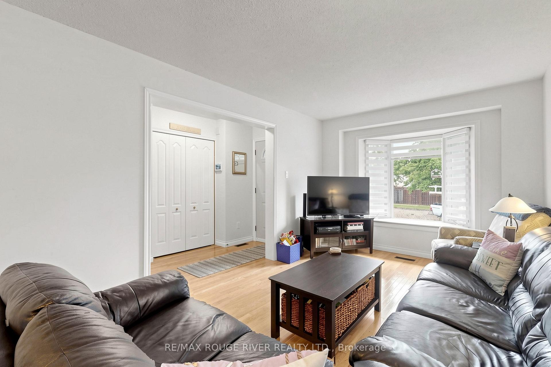 Photo 6 of 49 Gilmour Drive, Ajax, Central — HOMEH