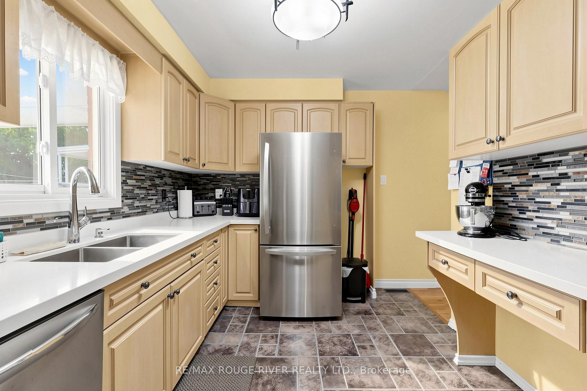 Photo 12 of 49 Gilmour Drive, Ajax, Central — HOMEH