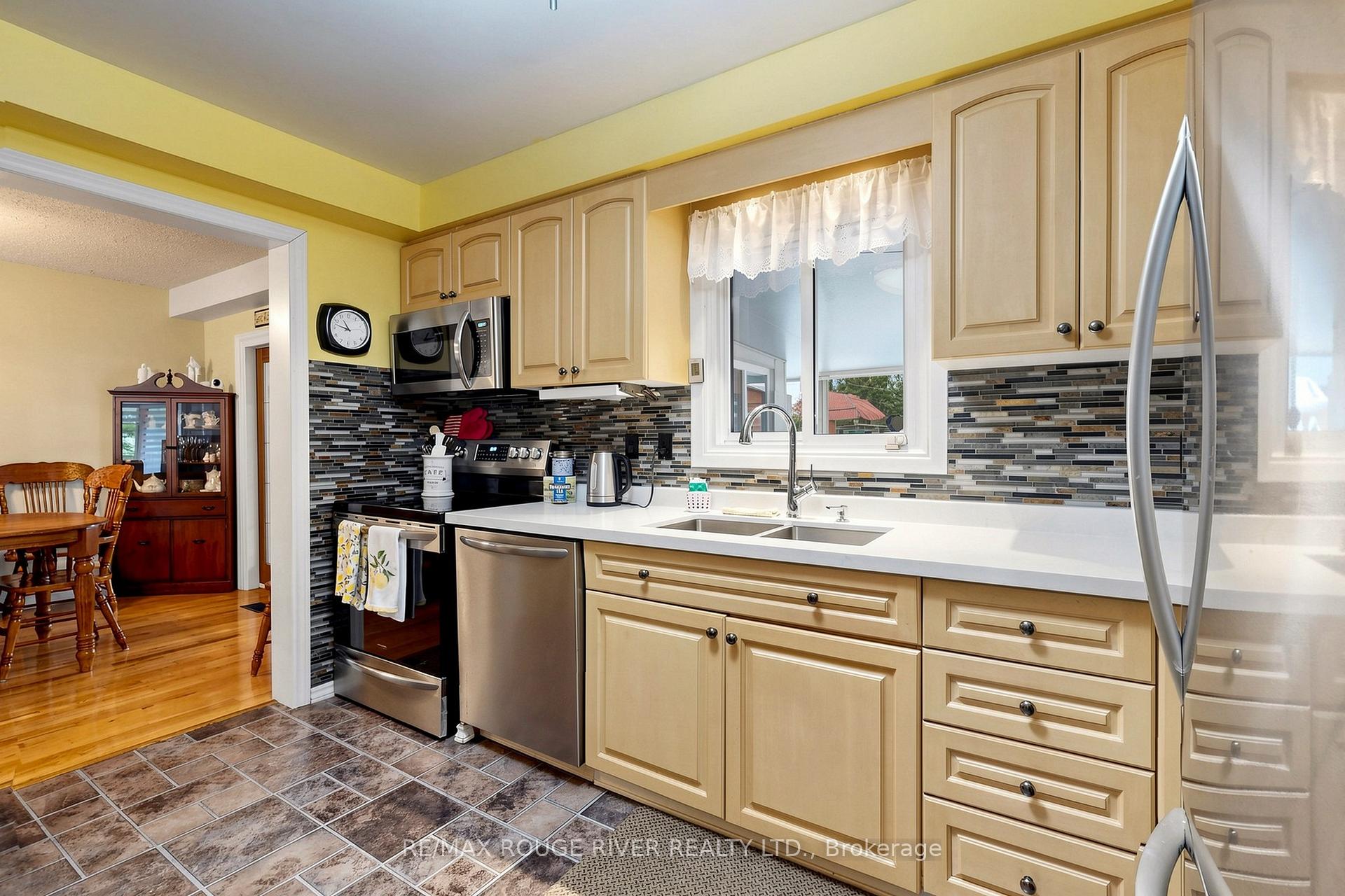 Photo 14 of 49 Gilmour Drive, Ajax, Central — HOMEH