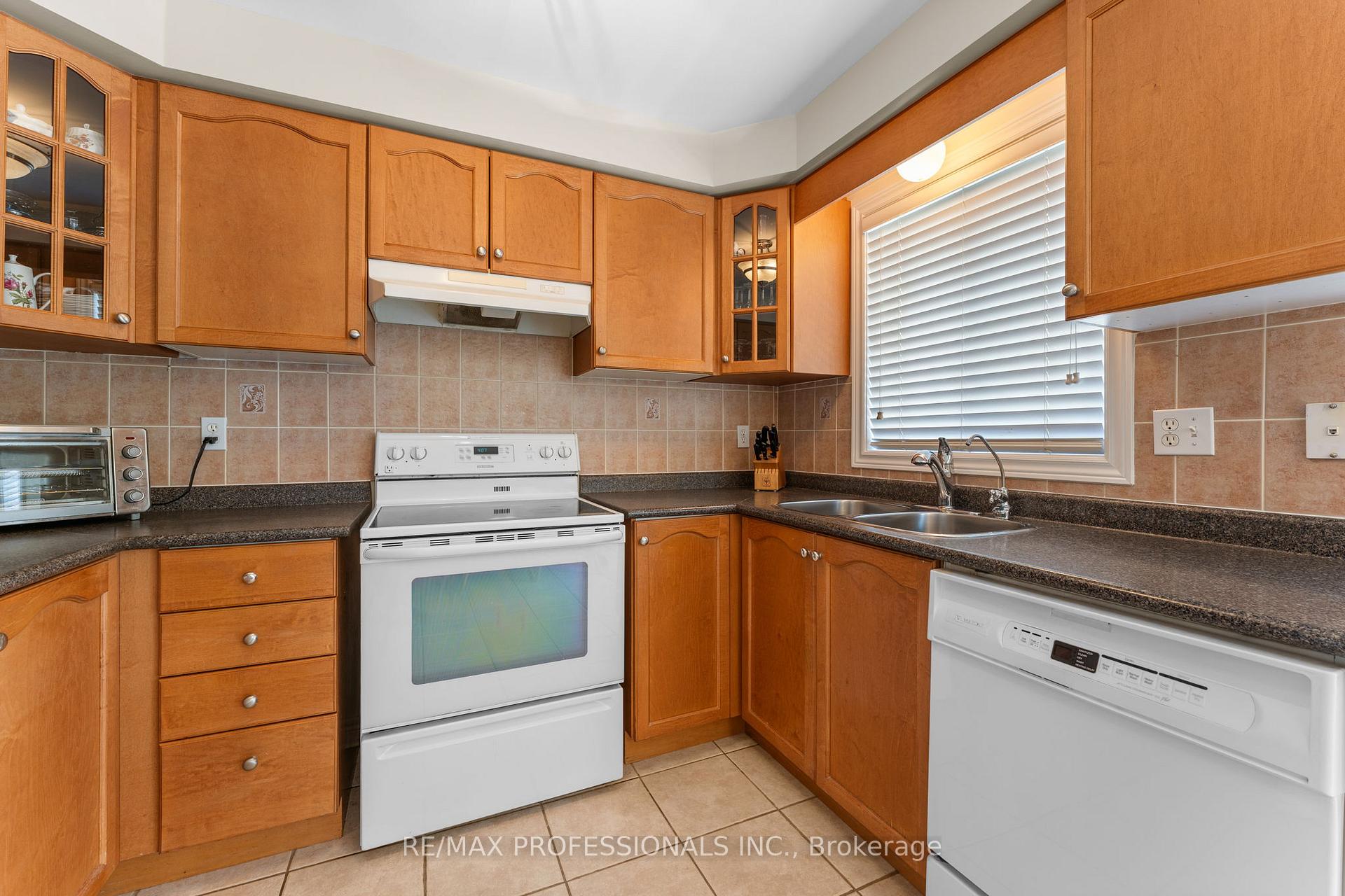 Photo 9 of 15 Tarquini Crescent, Caledon, Bolton West — HOMEH
