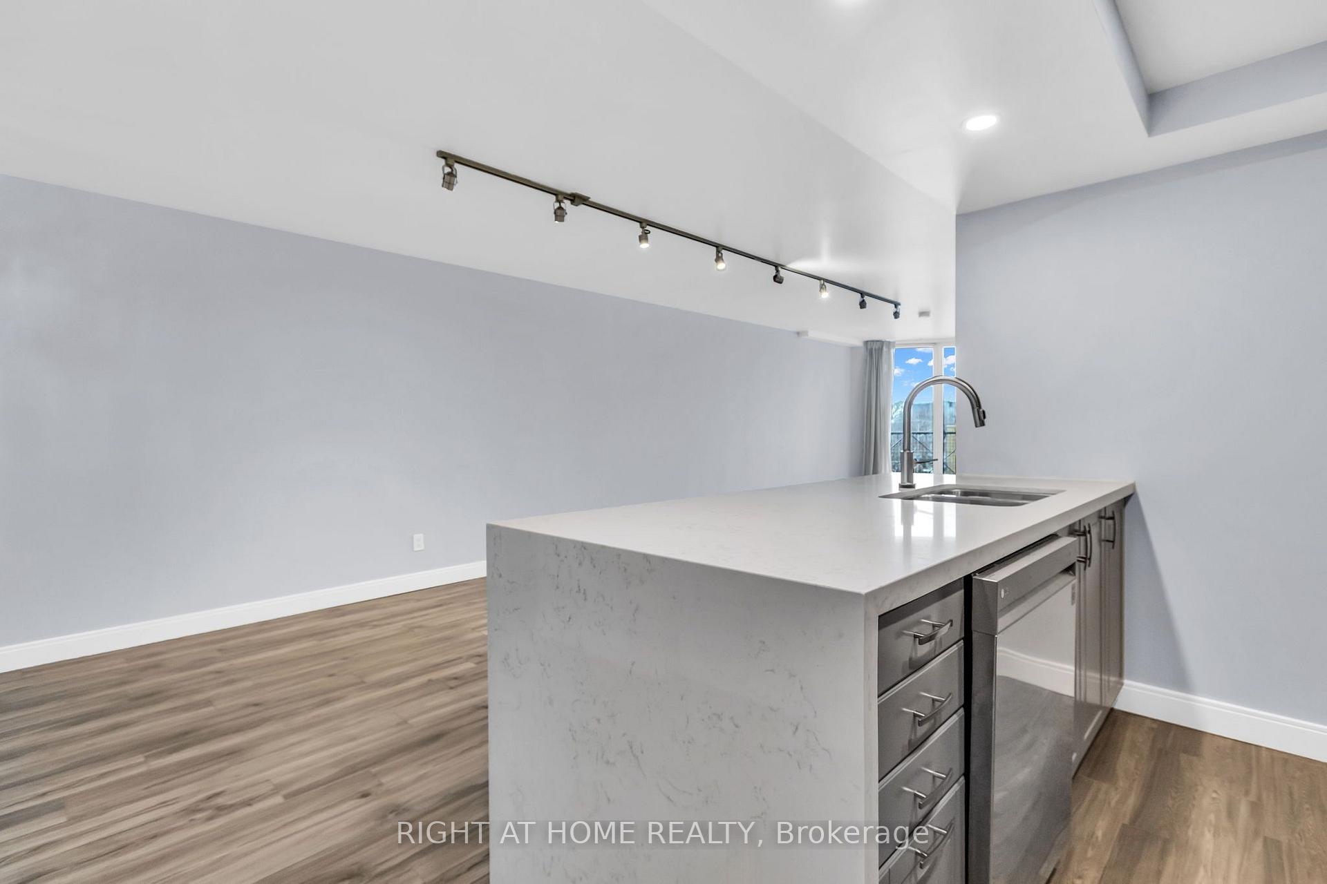 Photo 4 of Unit 406, 356 Mcrae Drive, Toronto, Leaside — HOMEH