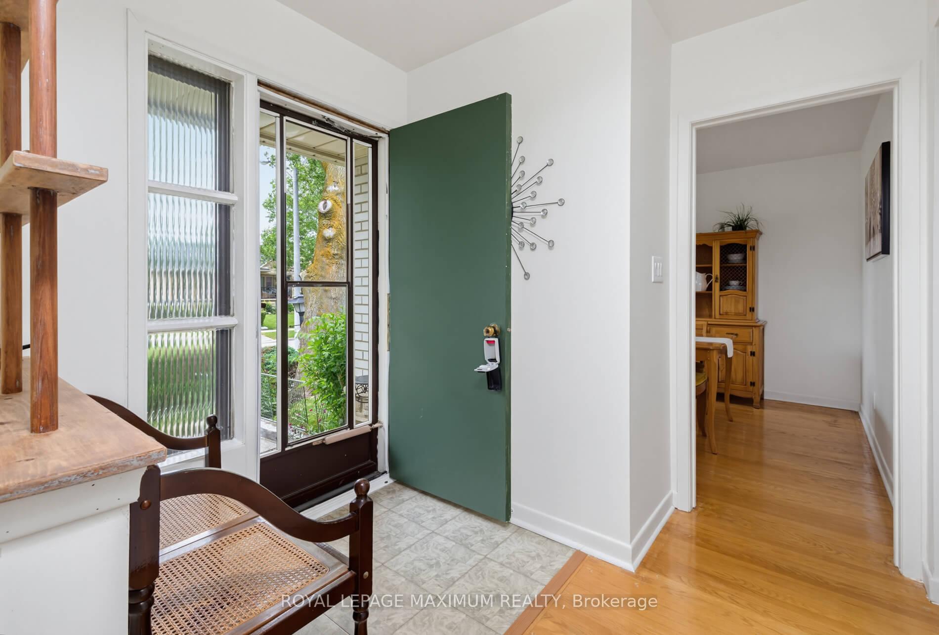 Photo 6 of 41 Strathavon Drive, Etobicoke, Mount Olive-Silverstone-Jamestown — HOMEH