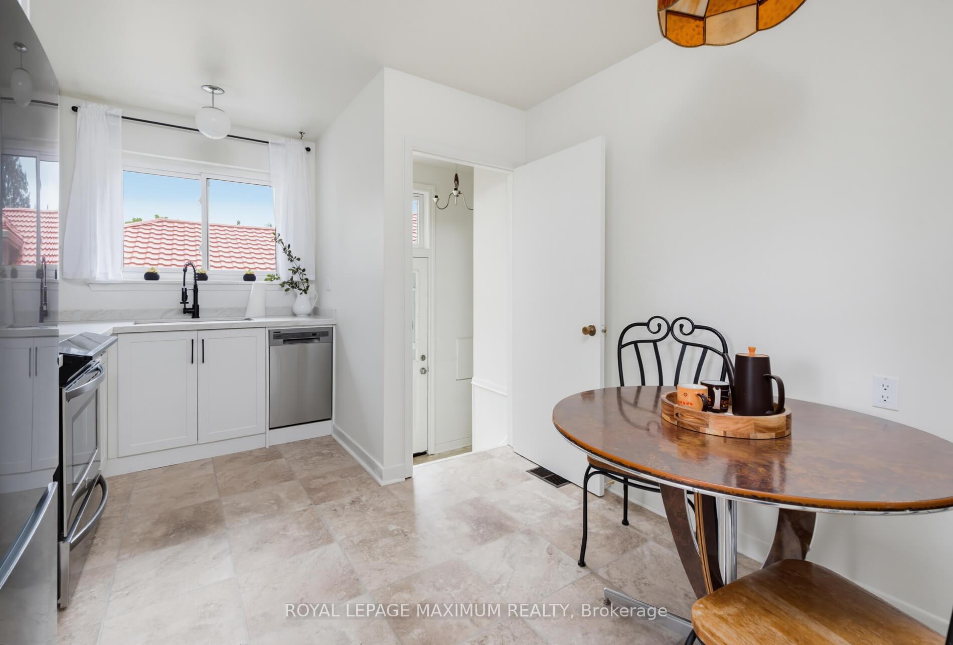 Photo 14 of 41 Strathavon Drive, Etobicoke, Mount Olive-Silverstone-Jamestown — HOMEH