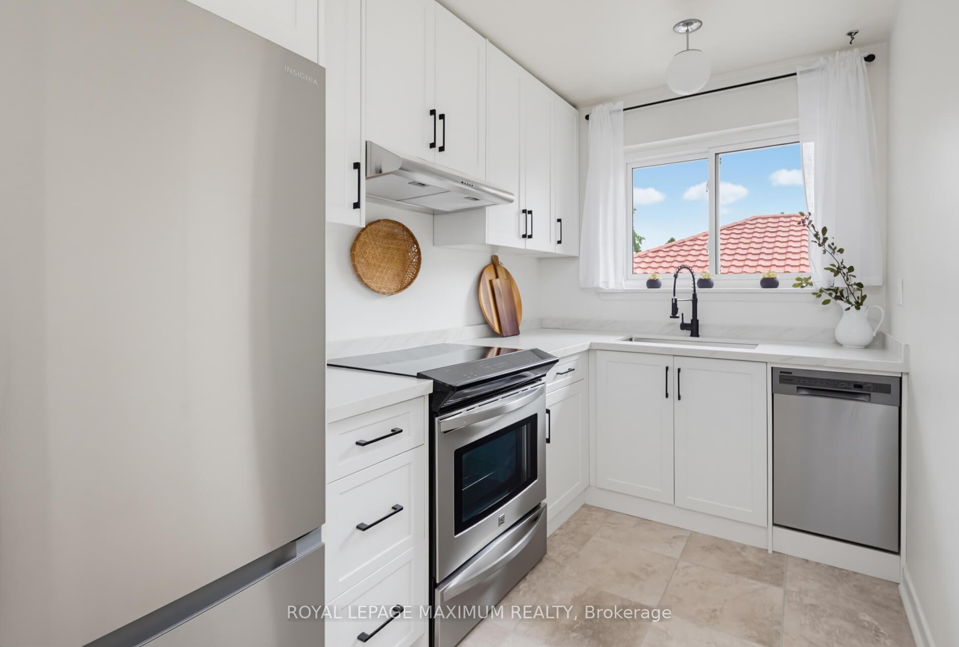 Photo 15 of 41 Strathavon Drive, Etobicoke, Mount Olive-Silverstone-Jamestown — HOMEH