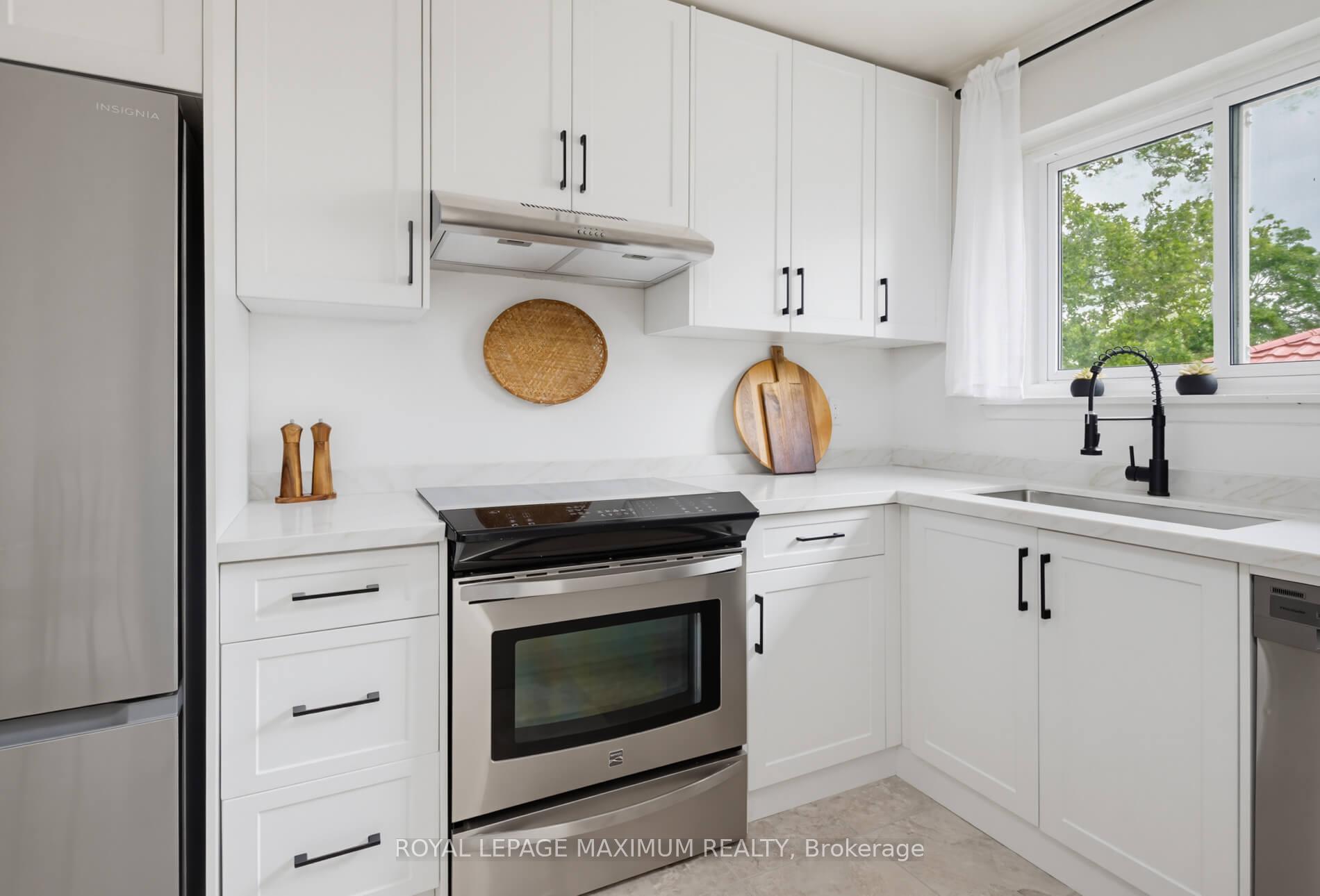Photo 17 of 41 Strathavon Drive, Etobicoke, Mount Olive-Silverstone-Jamestown — HOMEH