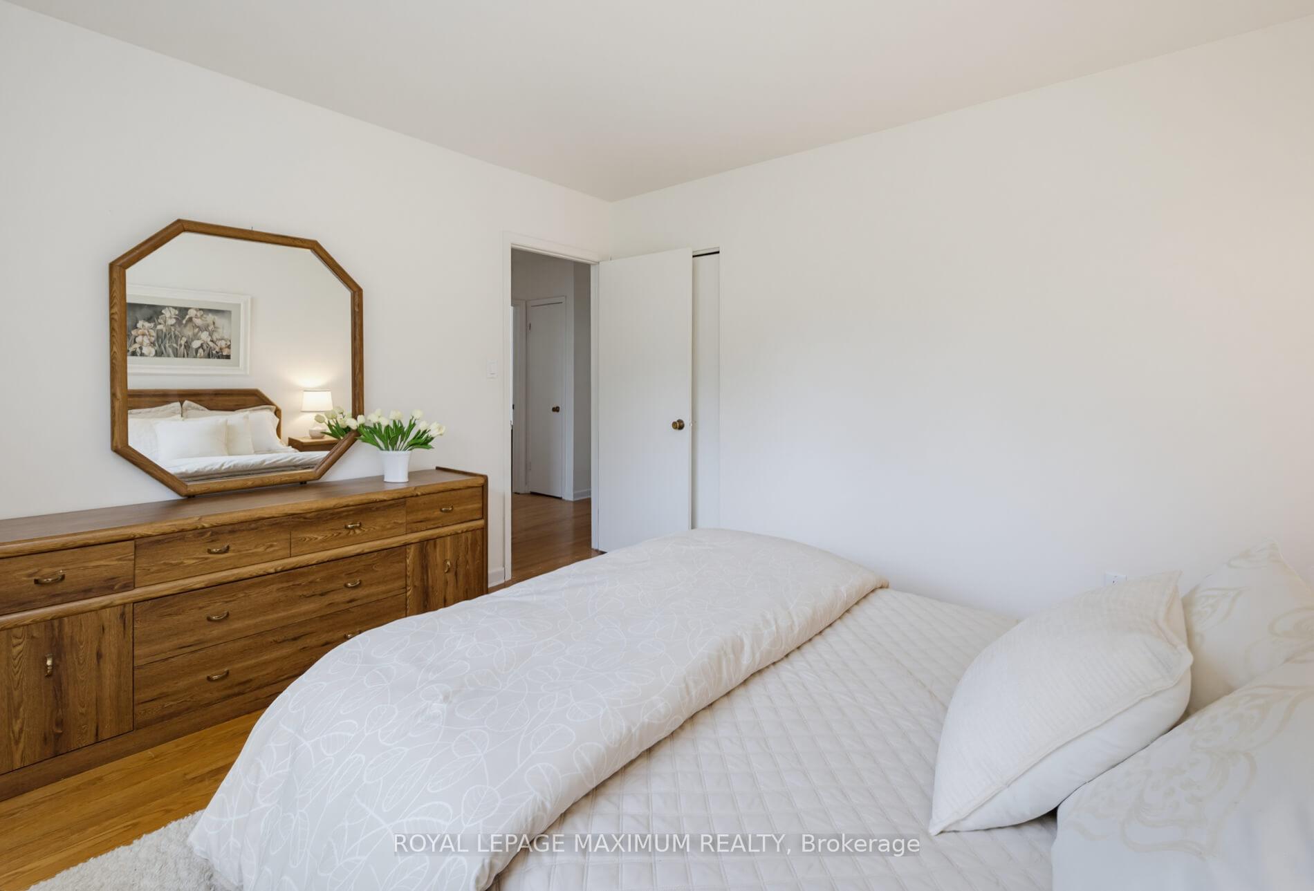 Photo 20 of 41 Strathavon Drive, Etobicoke, Mount Olive-Silverstone-Jamestown — HOMEH