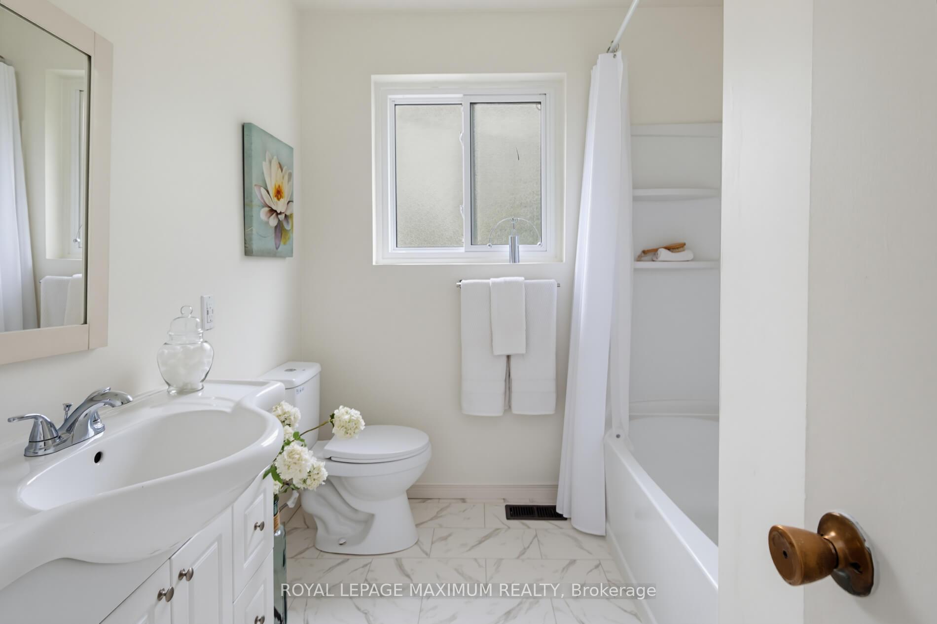 Photo 21 of 41 Strathavon Drive, Etobicoke, Mount Olive-Silverstone-Jamestown — HOMEH