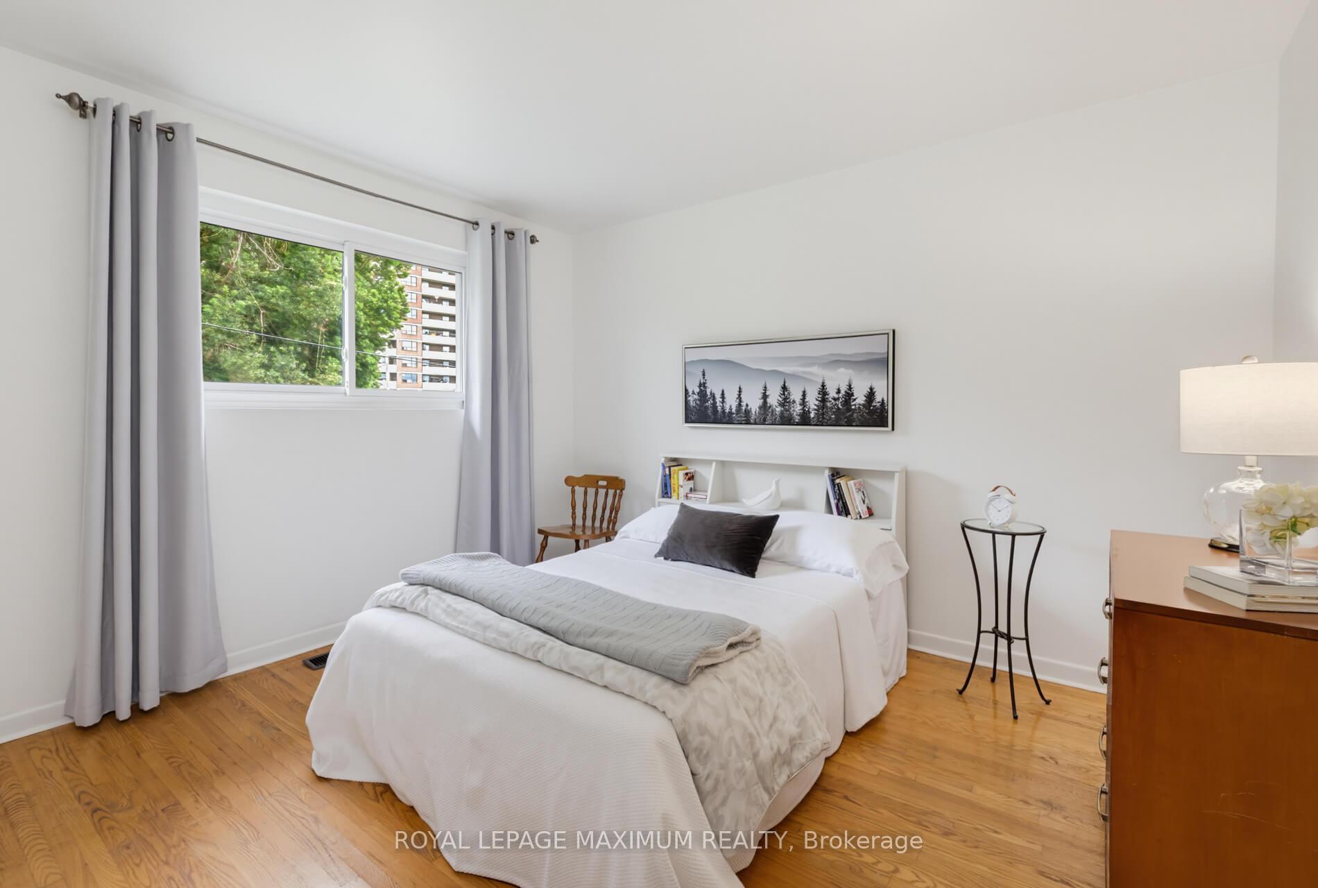 Photo 23 of 41 Strathavon Drive, Etobicoke, Mount Olive-Silverstone-Jamestown — HOMEH