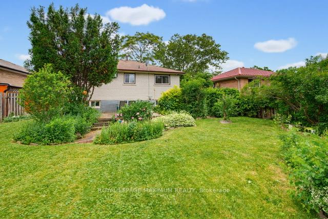Photo 39 of 41 Strathavon Drive, Etobicoke, Mount Olive-Silverstone-Jamestown — HOMEH