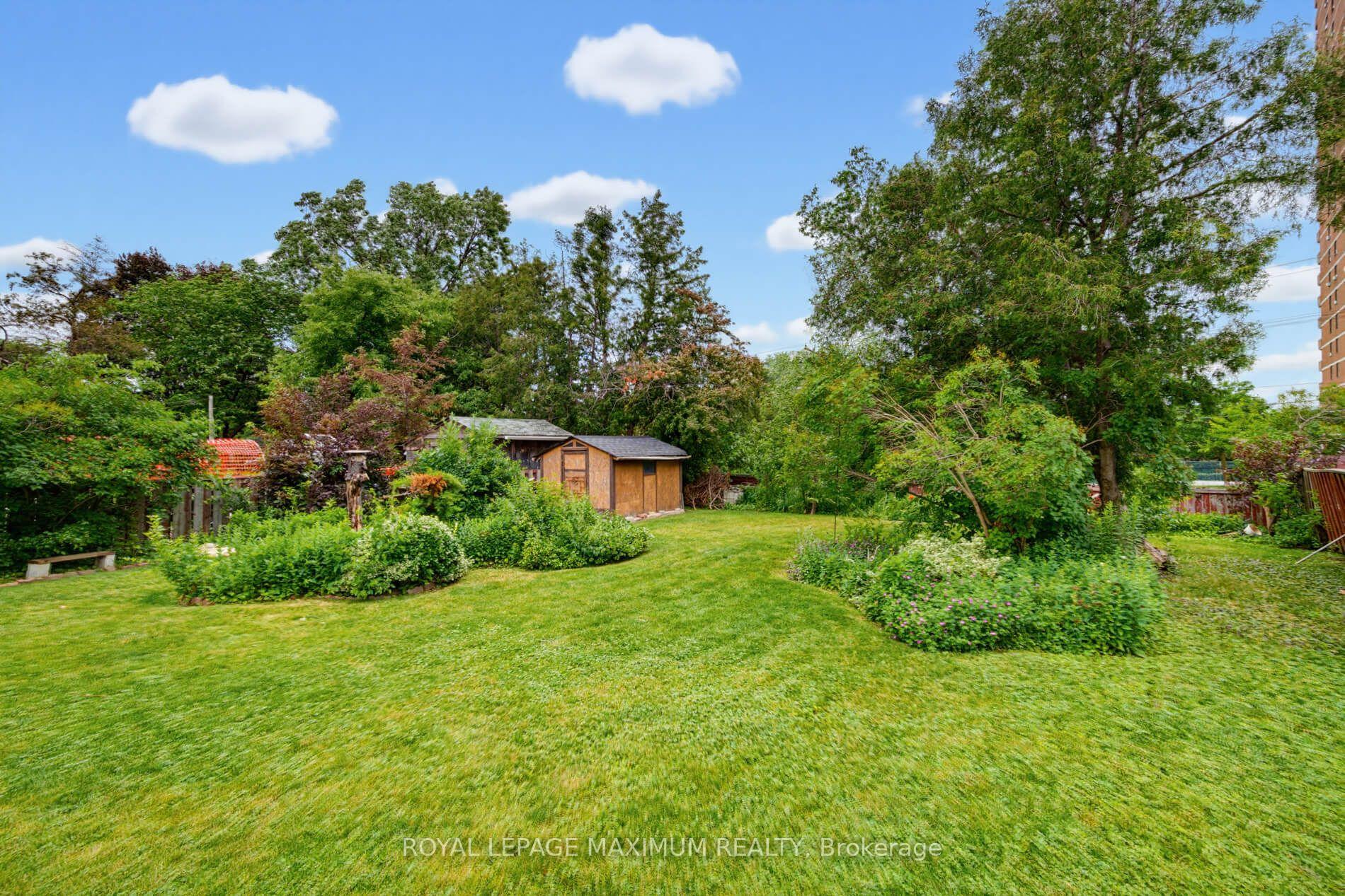 Photo 38 of 41 Strathavon Drive, Etobicoke, Mount Olive-Silverstone-Jamestown — HOMEH