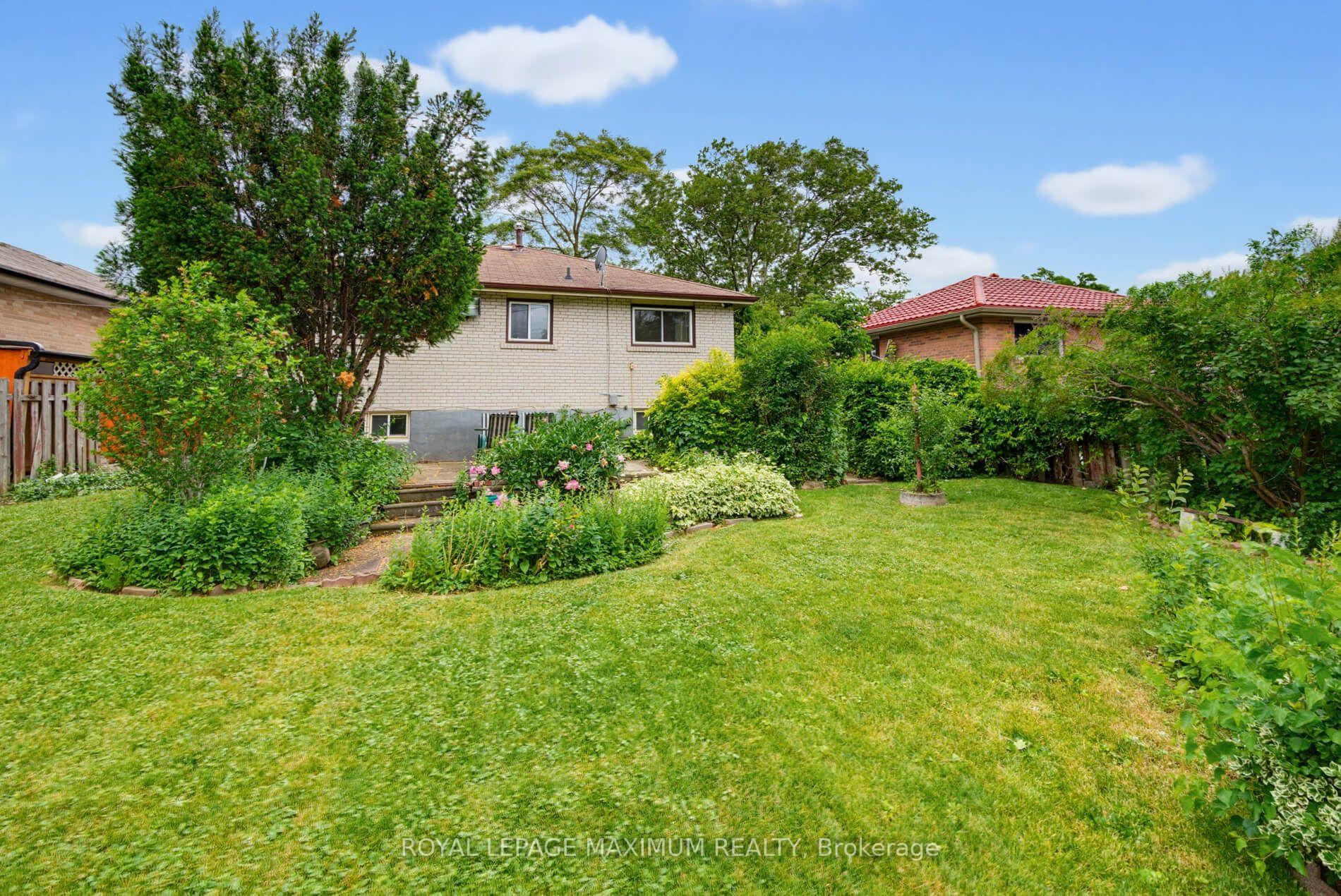 Photo 40 of 41 Strathavon Drive, Etobicoke, Mount Olive-Silverstone-Jamestown — HOMEH