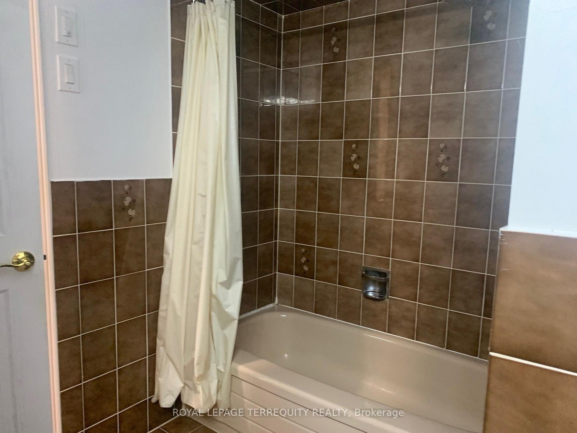 Photo 16 of 30 Gihon Spring Drive, Etobicoke, Mount Olive-Silverstone-Jamestown — HOMEH