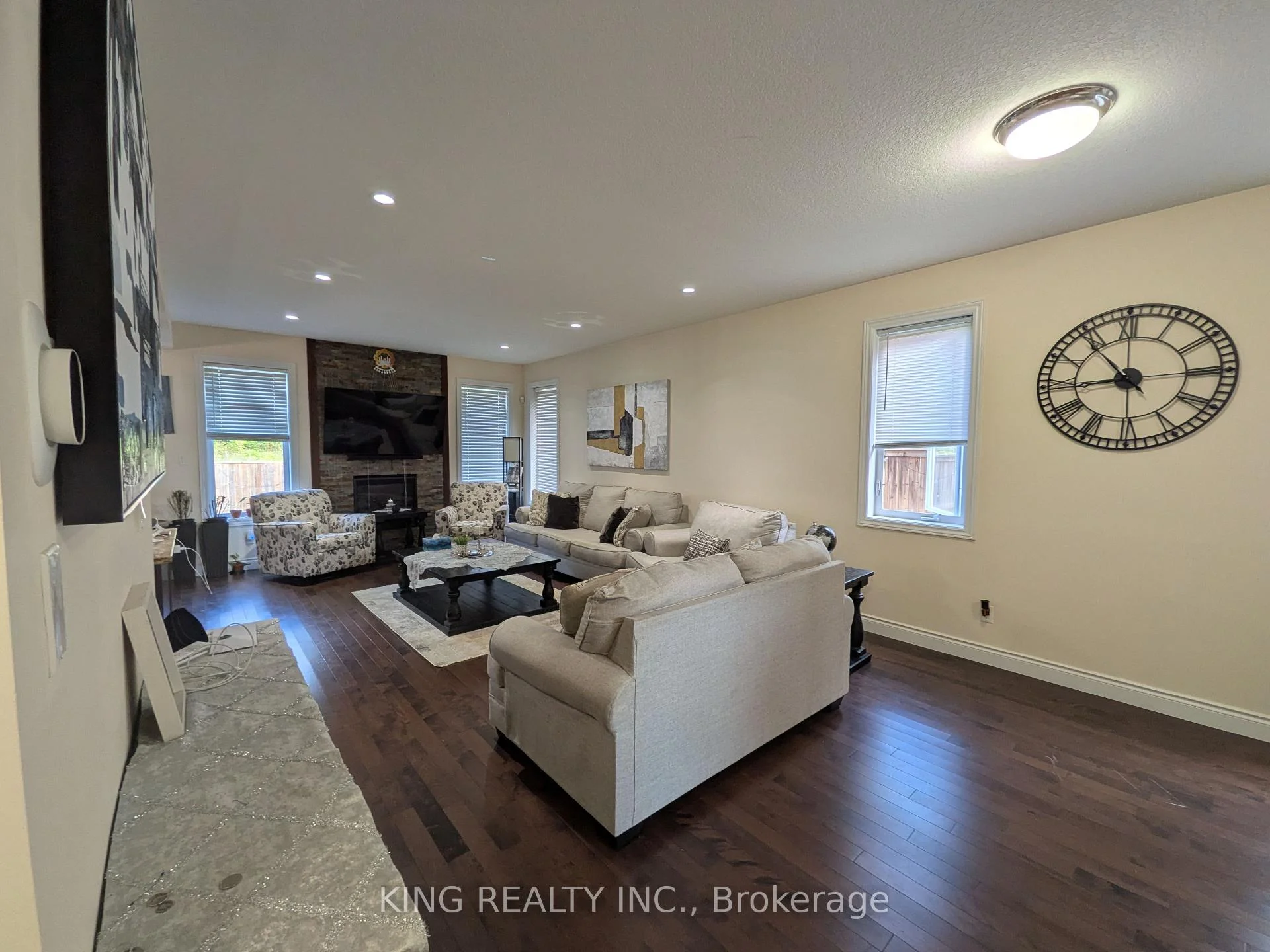 Photo 8 of 1624 Finley Crescent, London, North I — HOMEH