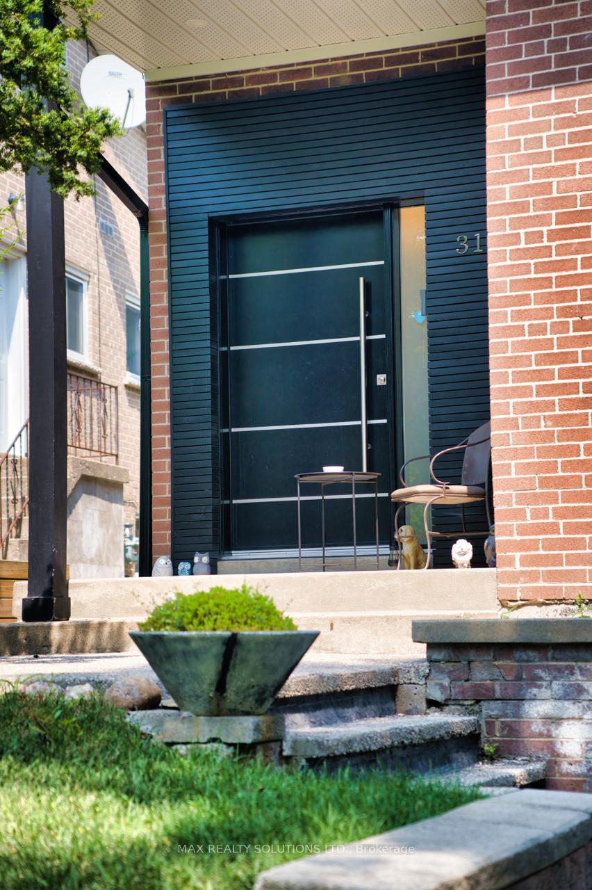 Photo 2 of 31 Lochinvar Crescent, North York, Parkwoods-Donalda — HOMEH