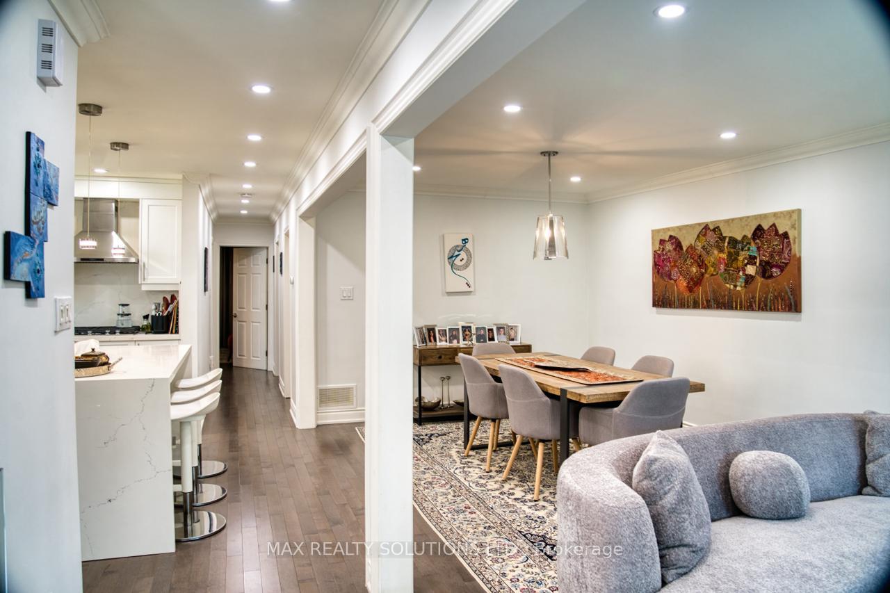 Photo 3 of 31 Lochinvar Crescent, North York, Parkwoods-Donalda — HOMEH