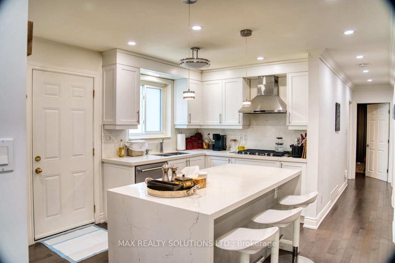 Photo 4 of 31 Lochinvar Crescent, North York, Parkwoods-Donalda — HOMEH