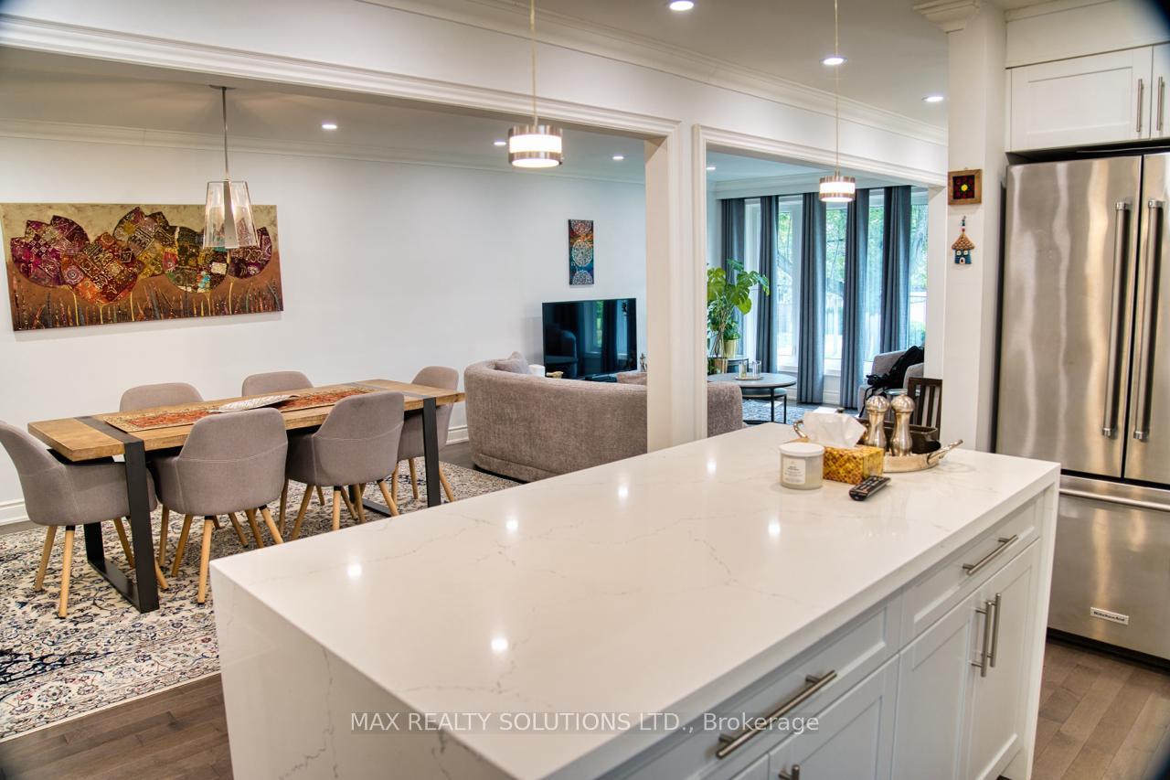 Photo 6 of 31 Lochinvar Crescent, North York, Parkwoods-Donalda — HOMEH