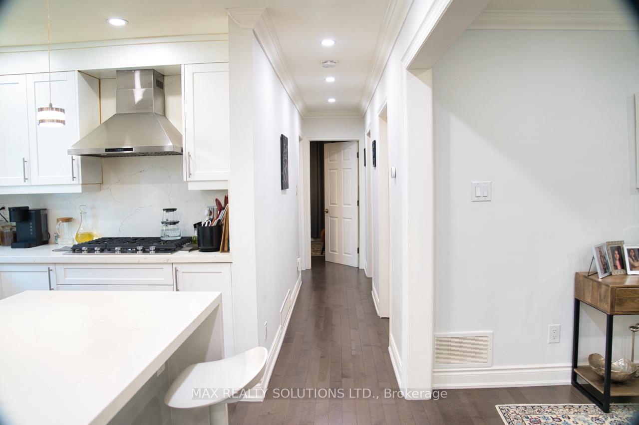Photo 7 of 31 Lochinvar Crescent, North York, Parkwoods-Donalda — HOMEH