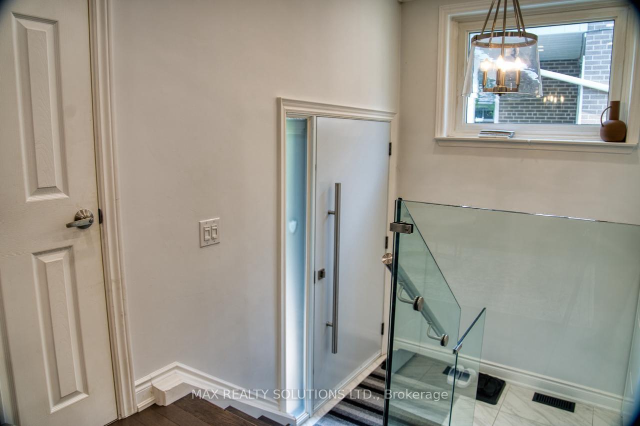 Photo 9 of 31 Lochinvar Crescent, North York, Parkwoods-Donalda — HOMEH