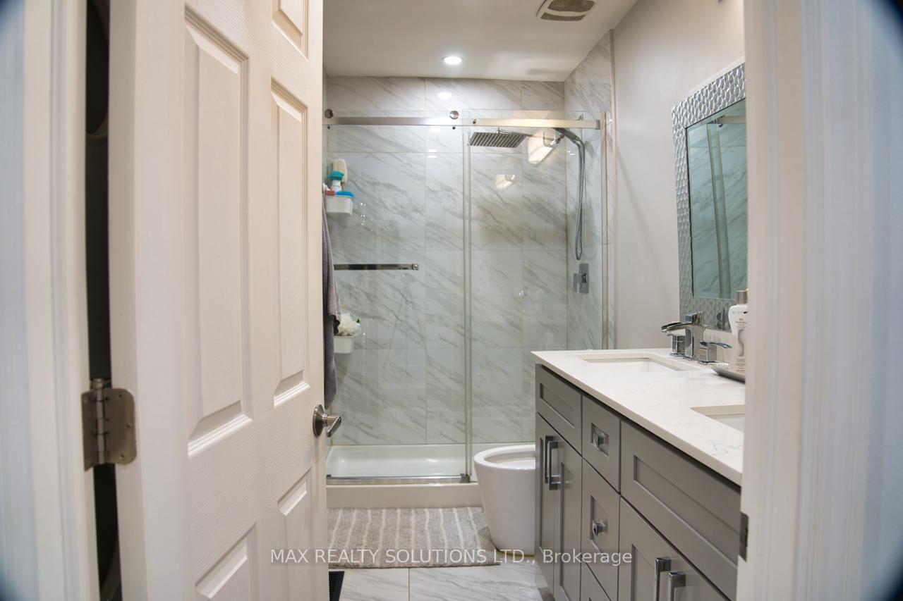 Photo 10 of 31 Lochinvar Crescent, North York, Parkwoods-Donalda — HOMEH