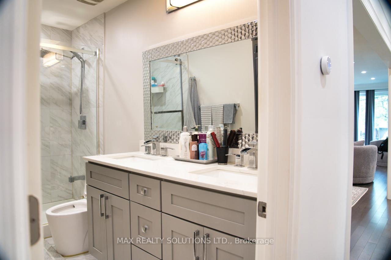 Photo 12 of 31 Lochinvar Crescent, North York, Parkwoods-Donalda — HOMEH