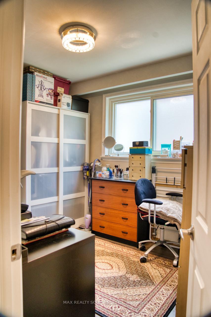 Photo 13 of 31 Lochinvar Crescent, North York, Parkwoods-Donalda — HOMEH