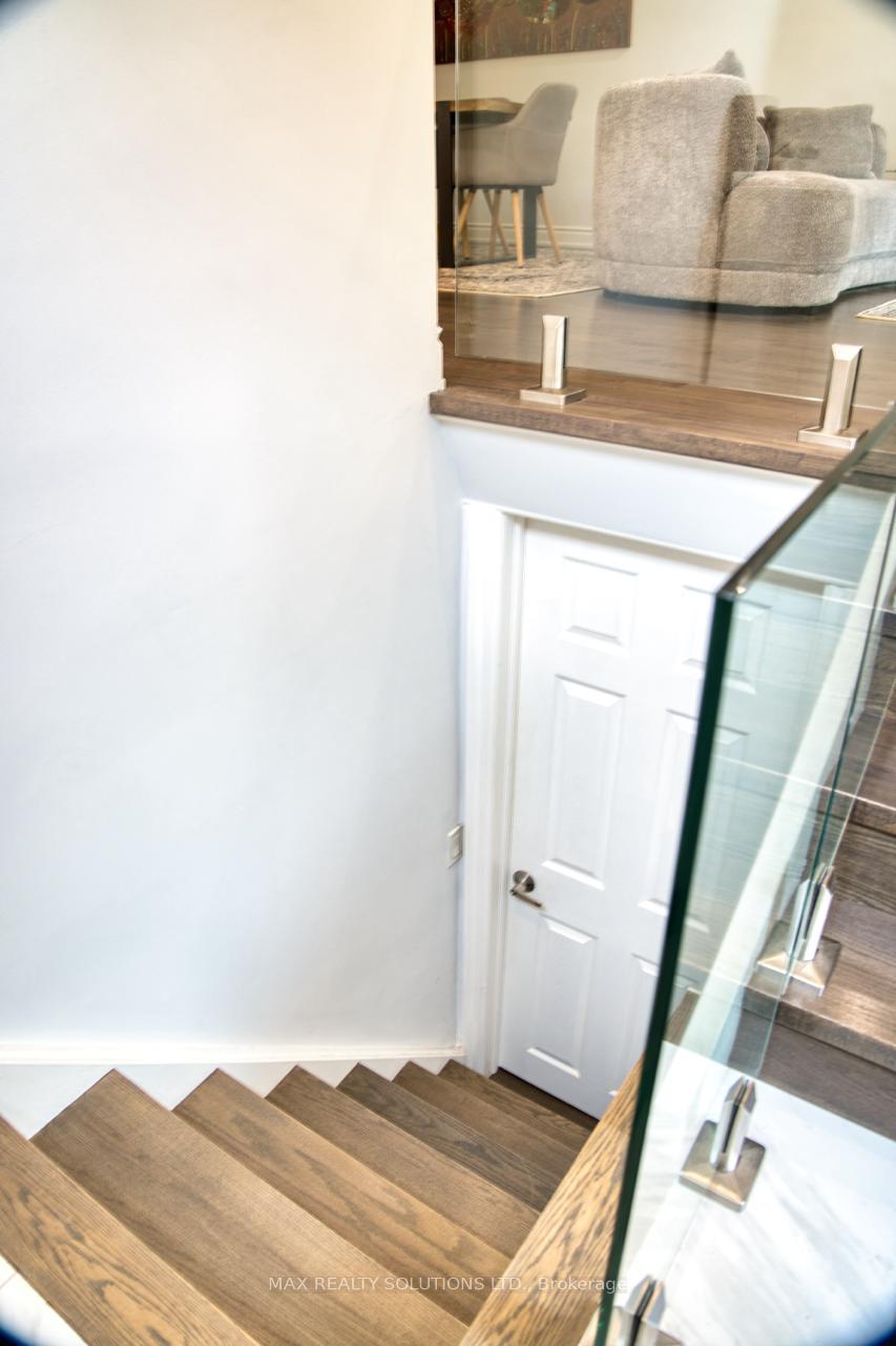 Photo 15 of 31 Lochinvar Crescent, North York, Parkwoods-Donalda — HOMEH