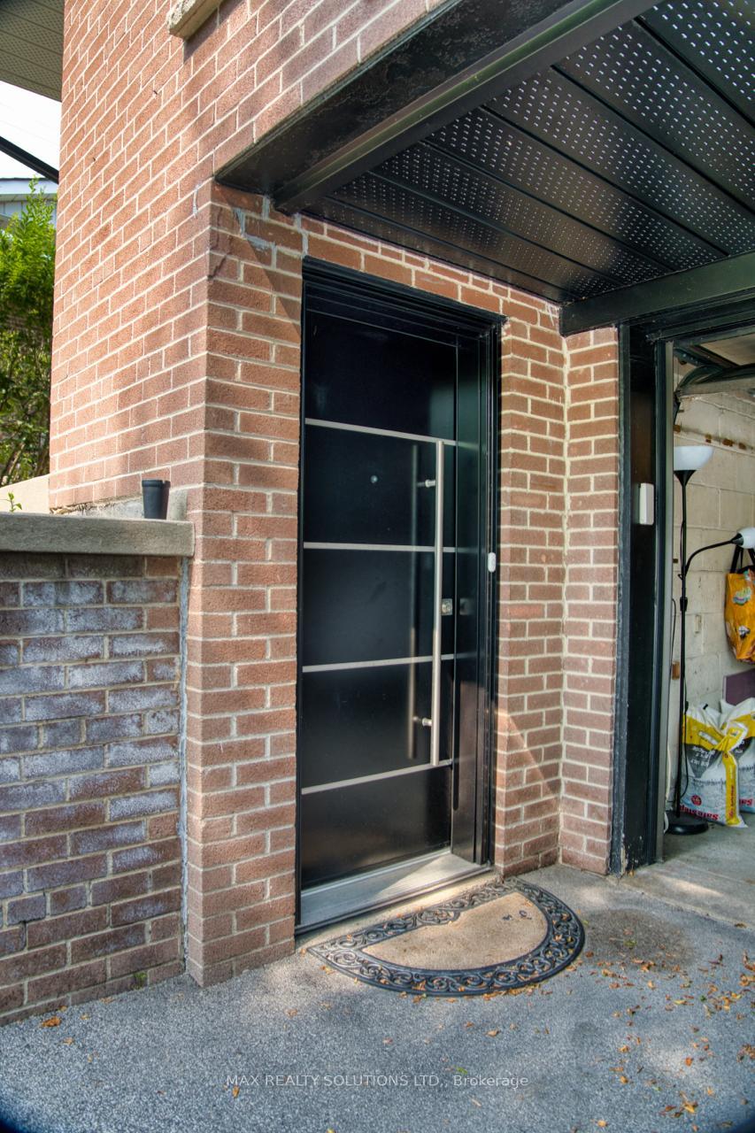 Photo 16 of 31 Lochinvar Crescent, North York, Parkwoods-Donalda — HOMEH