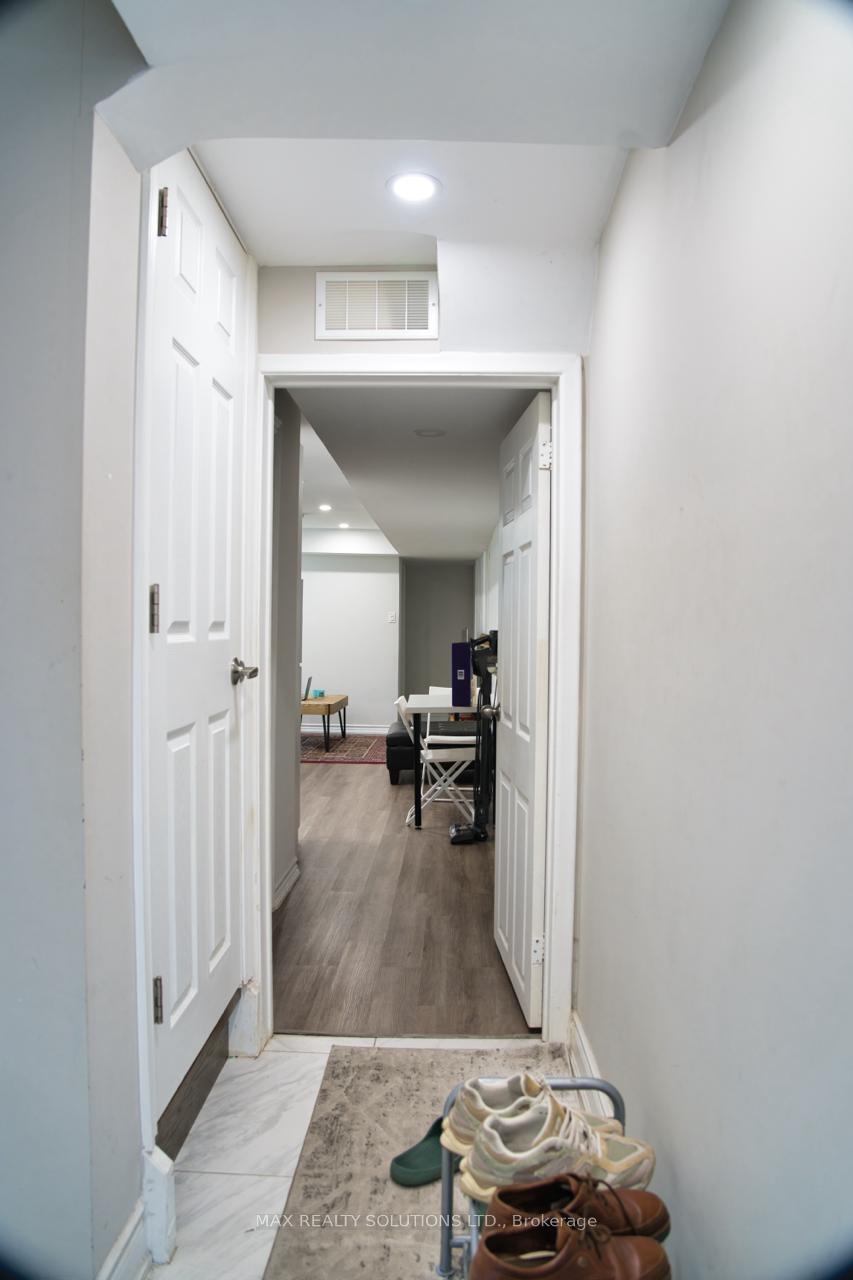 Photo 17 of 31 Lochinvar Crescent, North York, Parkwoods-Donalda — HOMEH